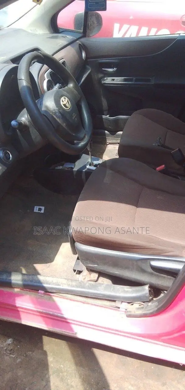 Toyota Vitz 1.3 AWD 5dr 2012 Pink