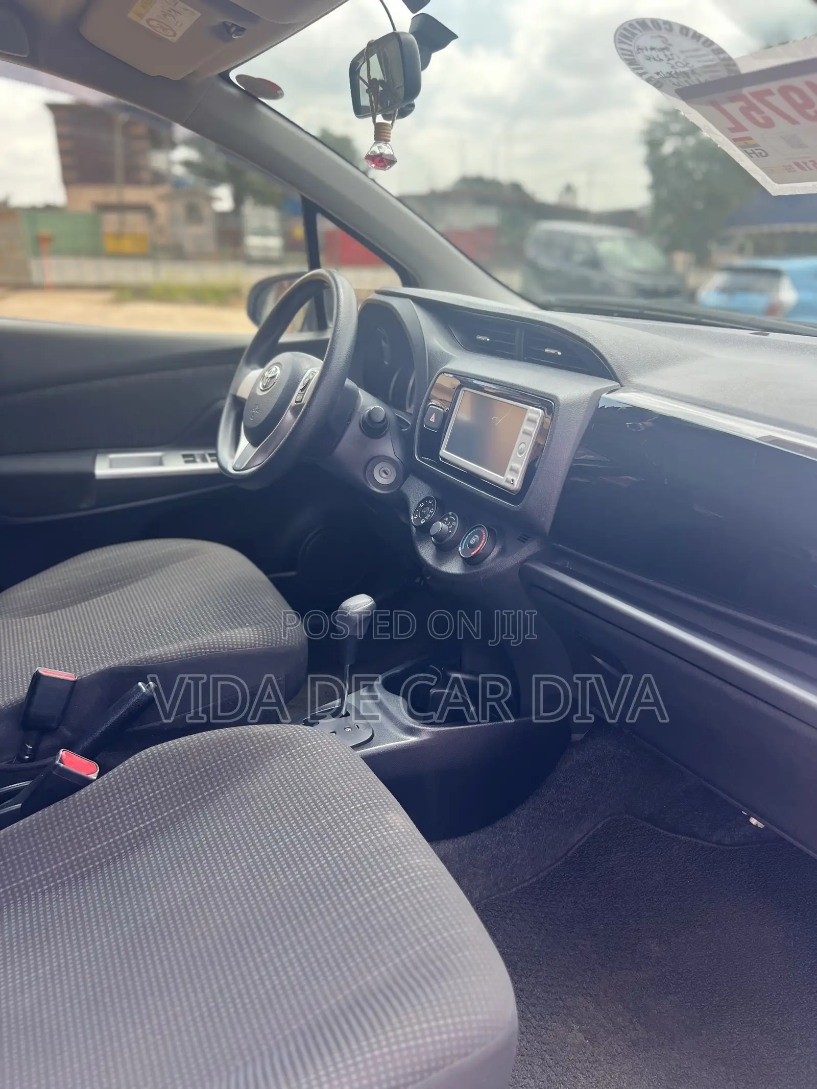 Toyota Vitz 1.3 AWD 5dr 2015 White
