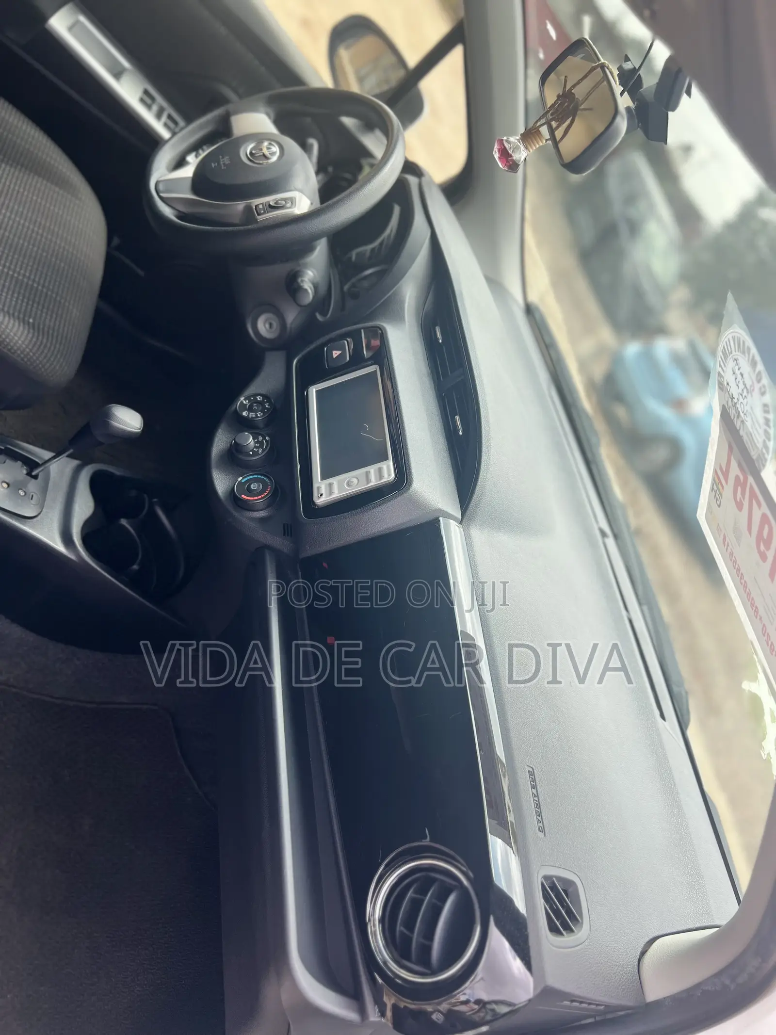 Toyota Vitz 1.3 AWD 5dr 2015 White