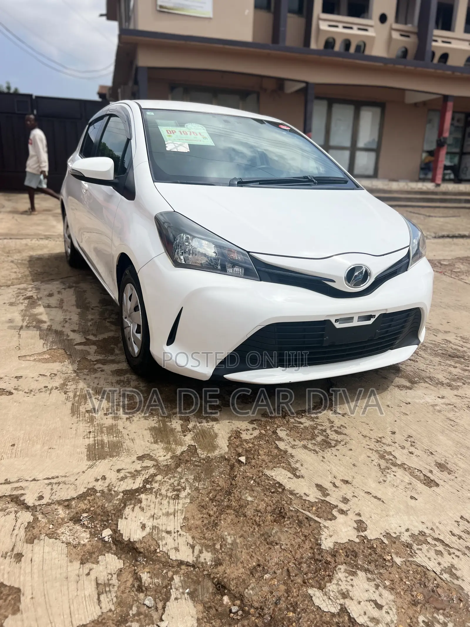 Toyota Vitz 1.3 AWD 5dr 2015 White