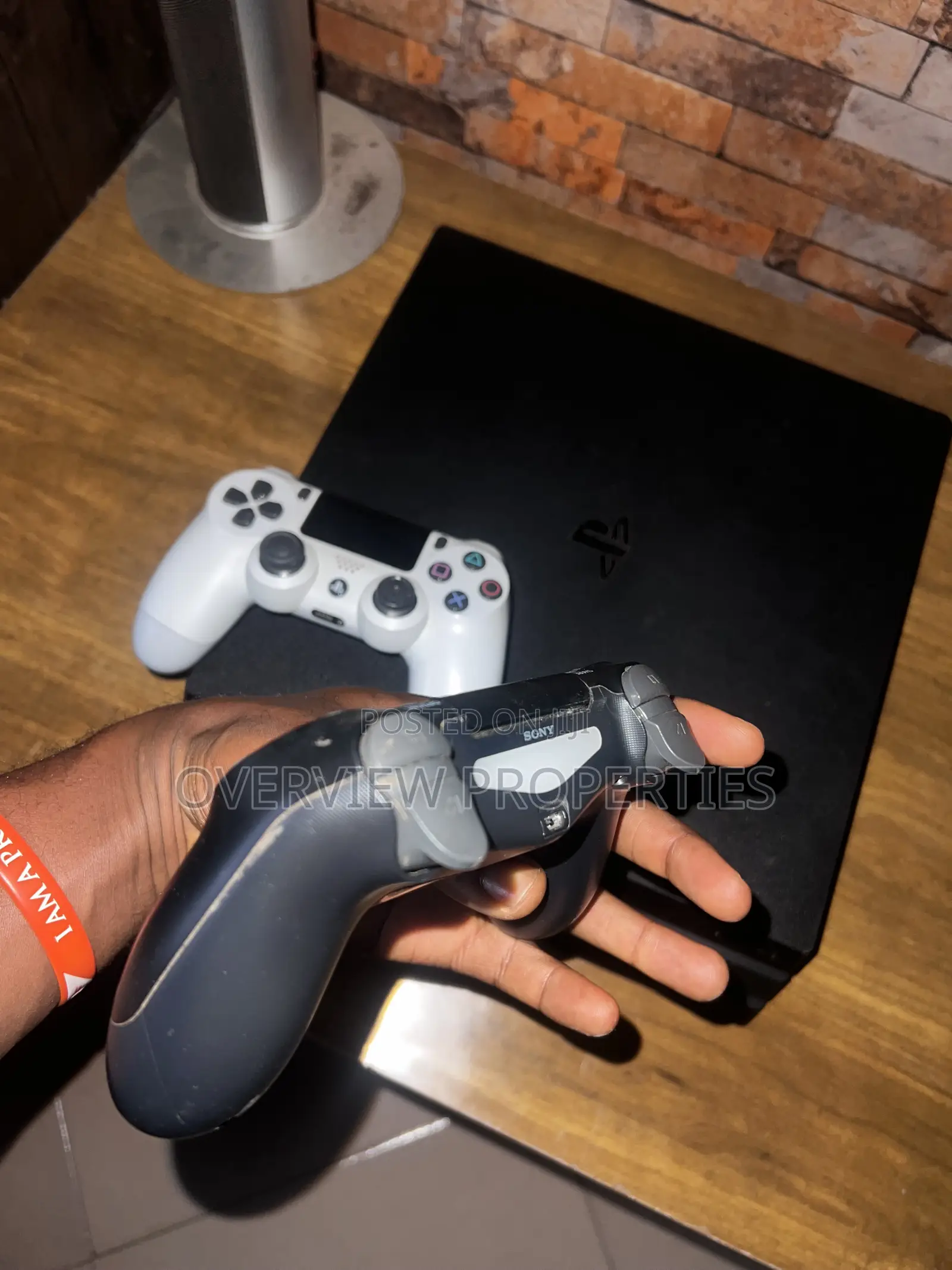 PlayStation 4 Pro ( PS4 Pro ) Limited Edition