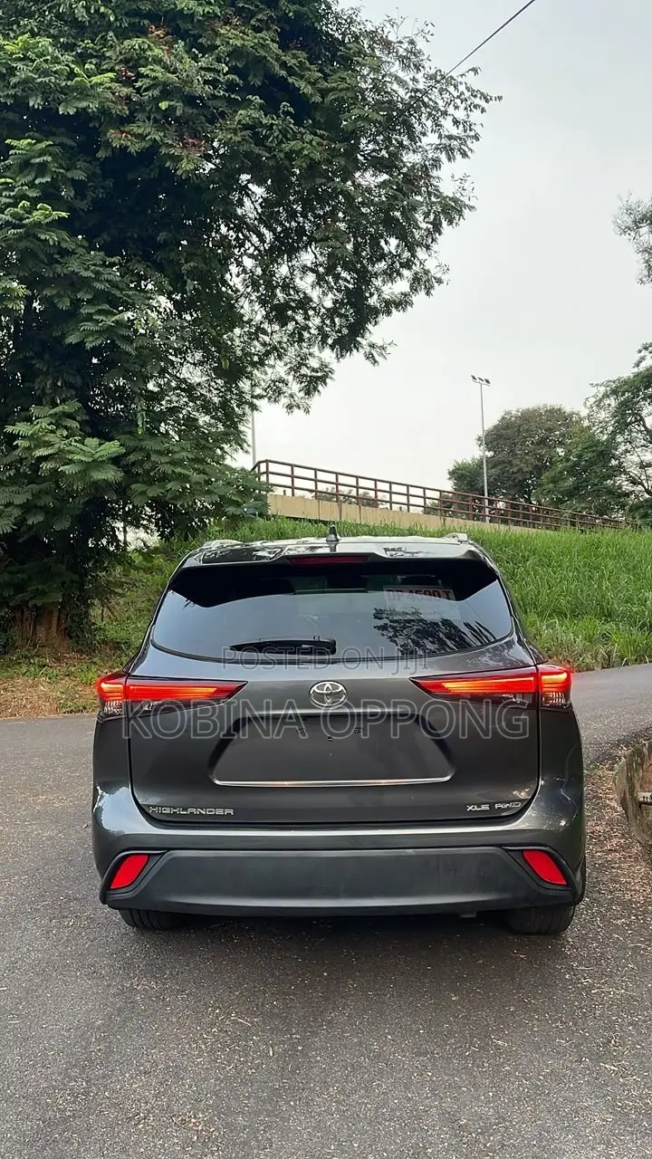 Toyota Highlander XLE 2022 Gray