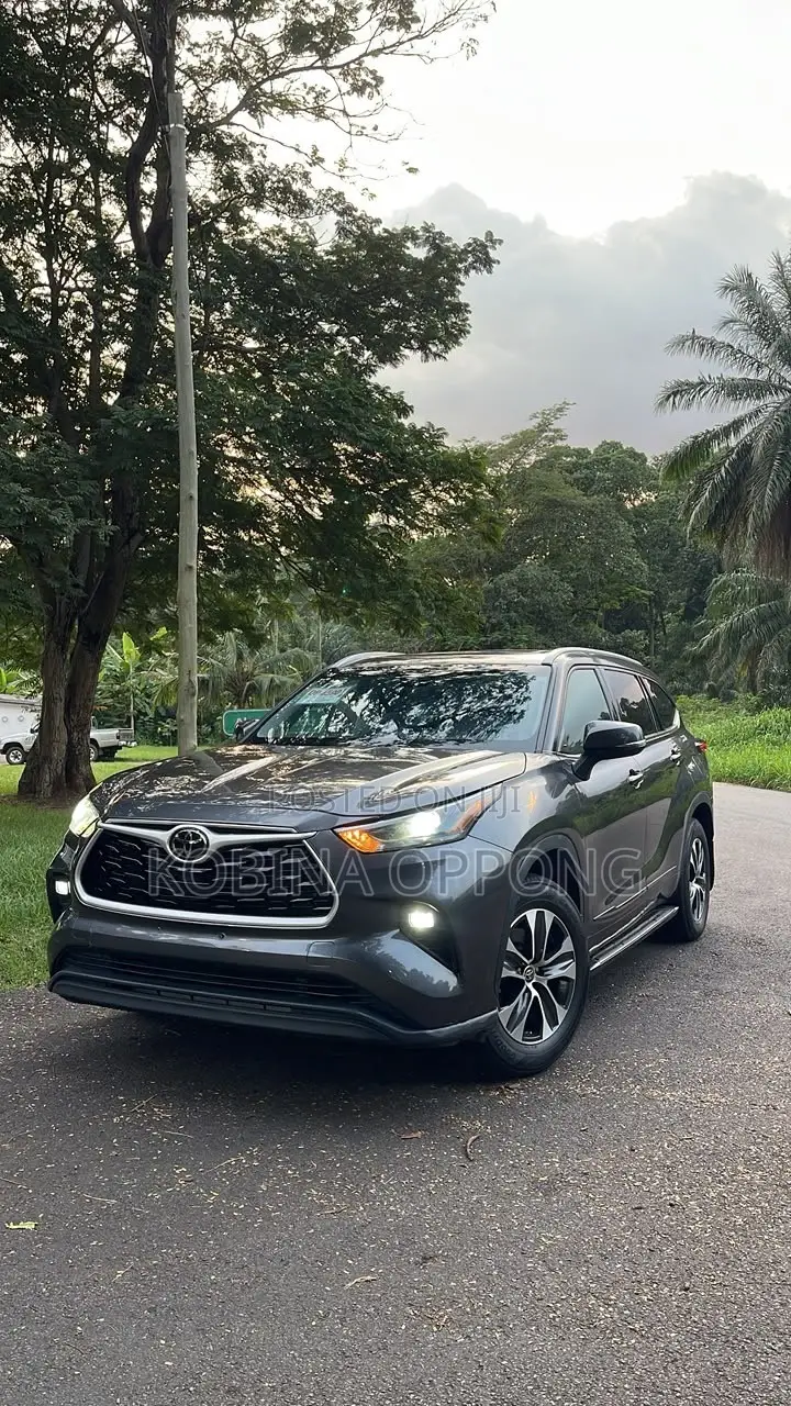 Toyota Highlander XLE 2022 Gray