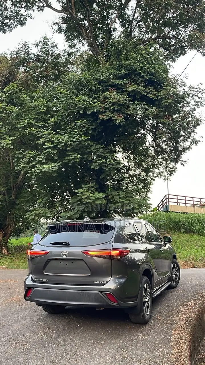 Toyota Highlander XLE 2022 Gray