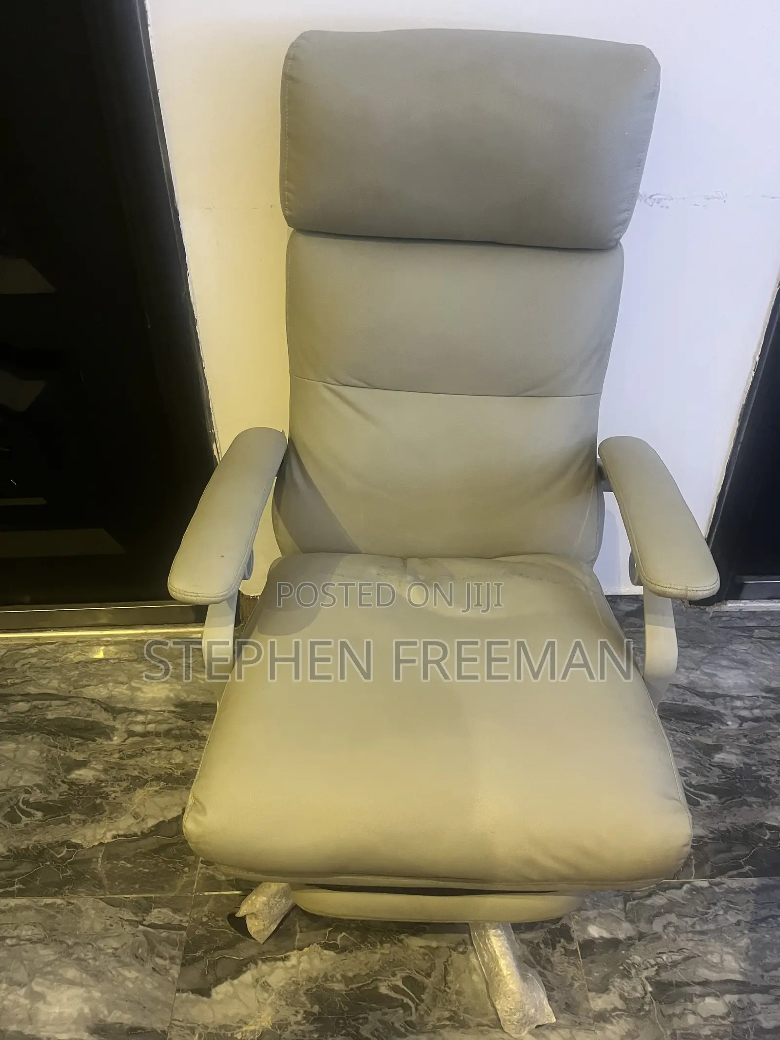 Executive Office Chair – Comfortable & Good Condition