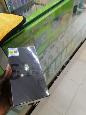 New Samsung Galaxy S10e 128 GB Black