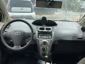 Toyota Vitz 2010 Silver