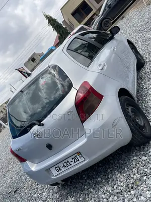 Toyota Vitz 2010 Silver