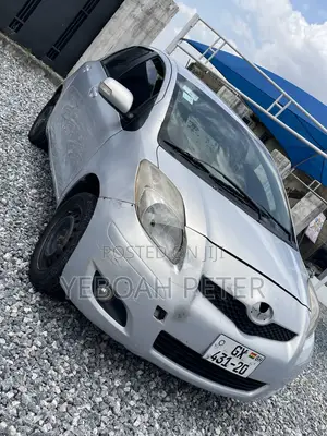 Toyota Vitz 2010 Silver