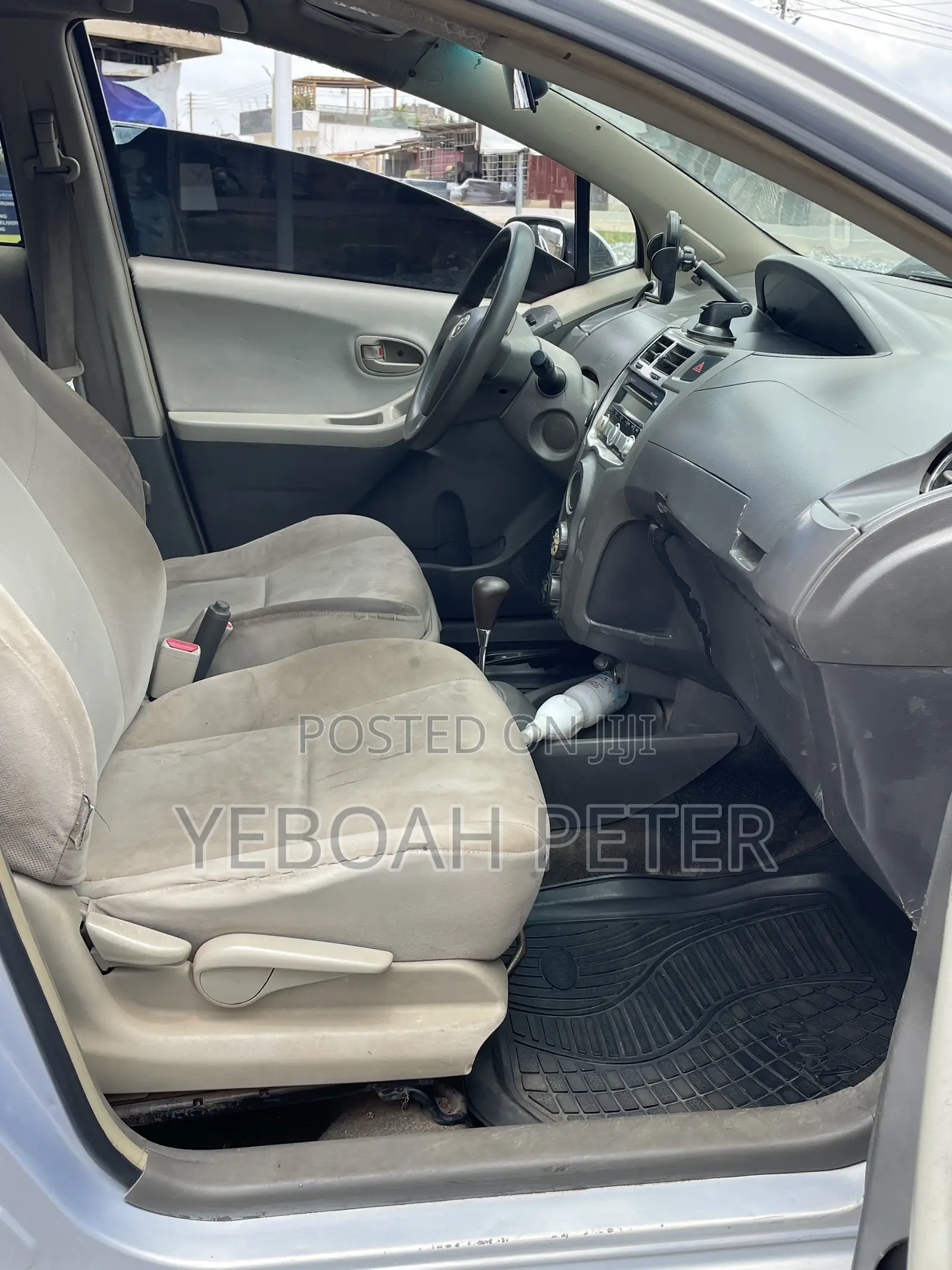 Toyota Vitz 2010 Silver