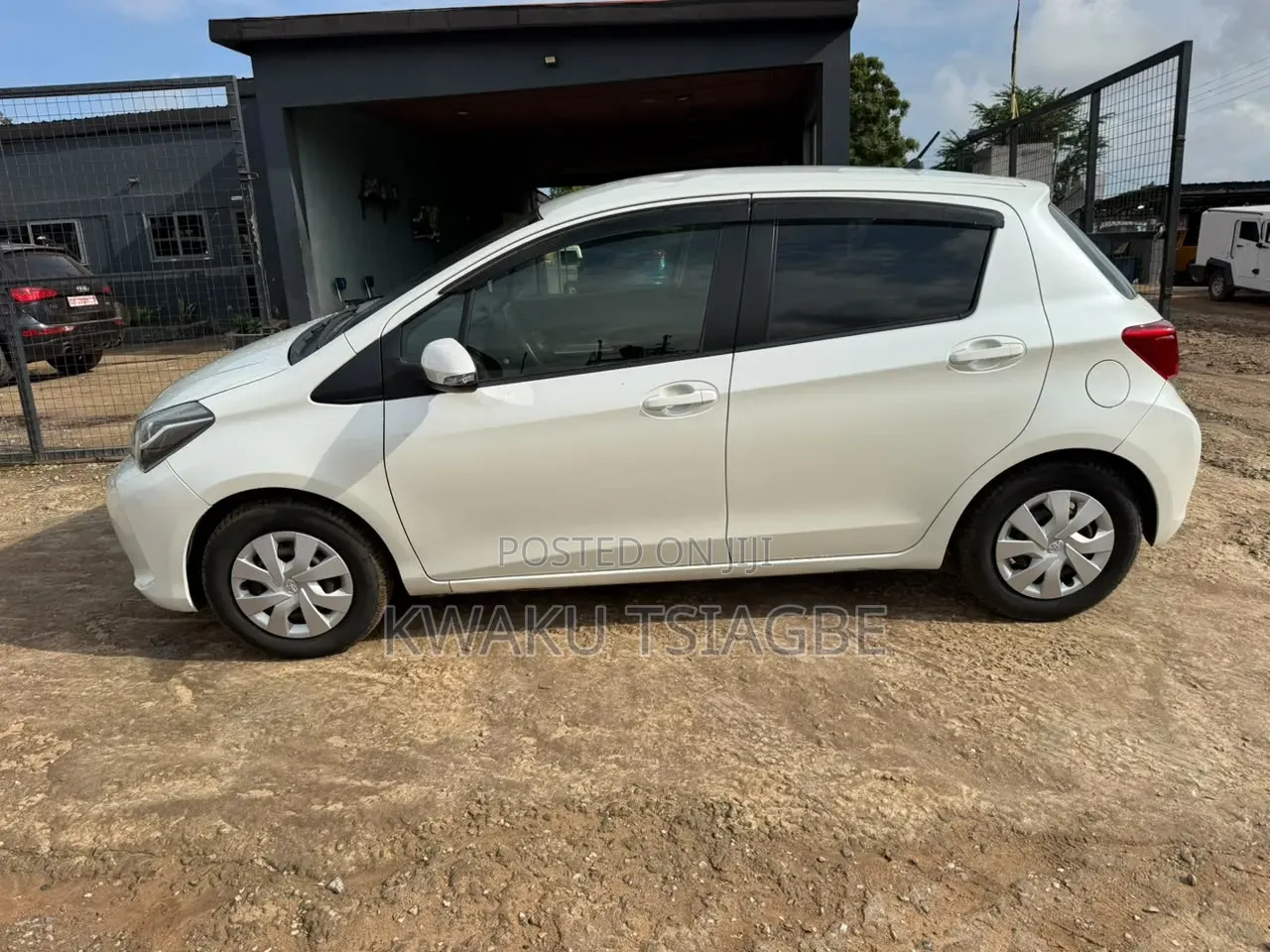Toyota Vitz 1.3 FWD 5dr 2015 Pearl
