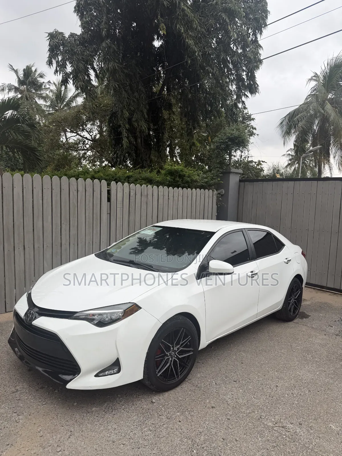 Toyota Corolla LE 4dr Sedan (1.8L 4cyl CVT) 2017 White