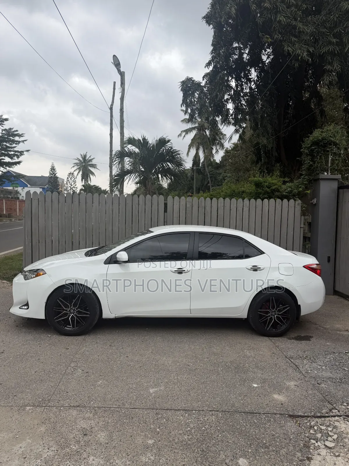 Toyota Corolla LE 4dr Sedan (1.8L 4cyl CVT) 2017 White