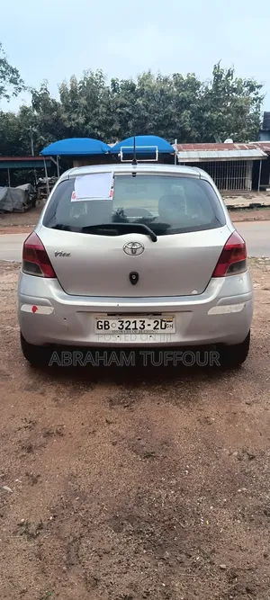 Toyota Vitz 2010 Silver