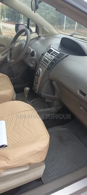 Toyota Vitz 2010 Silver