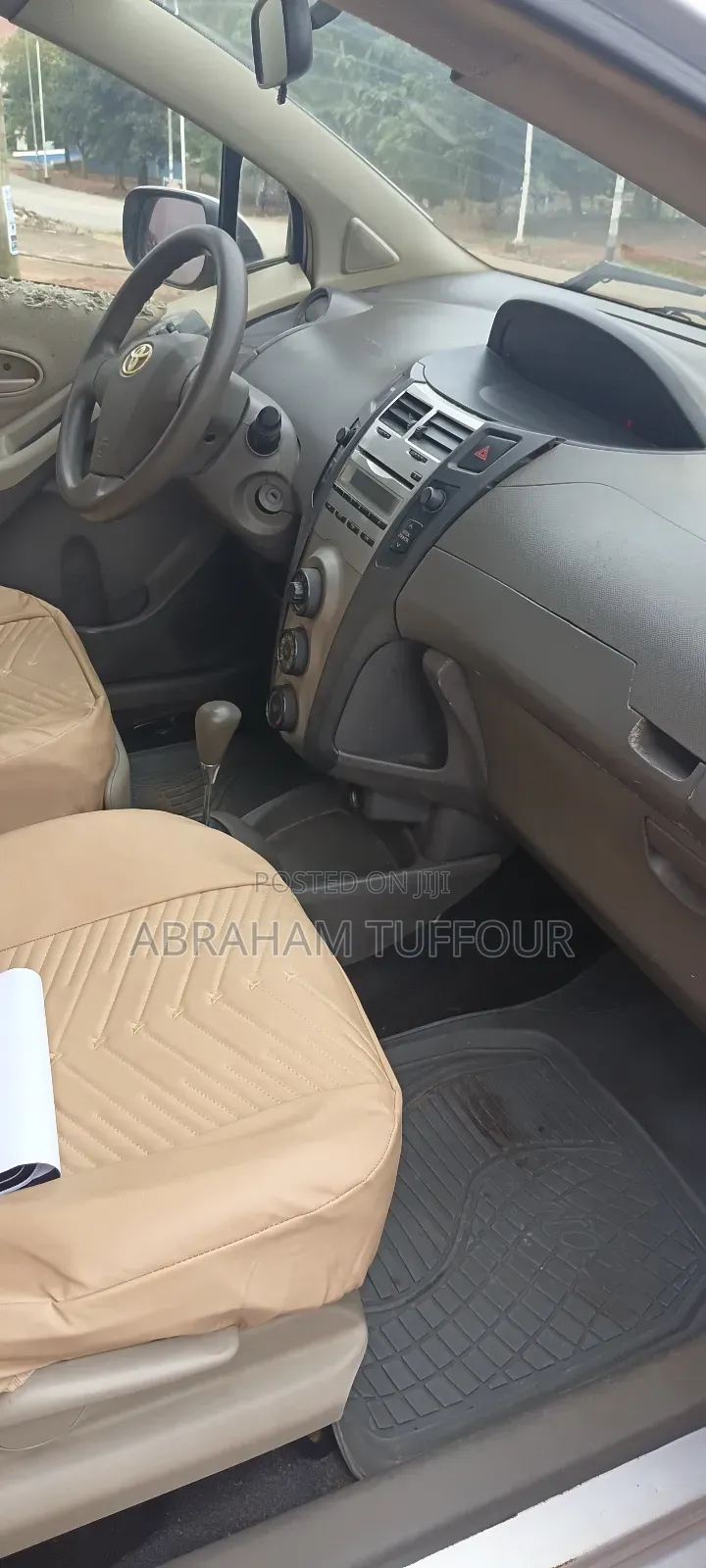 Toyota Vitz 2010 Silver