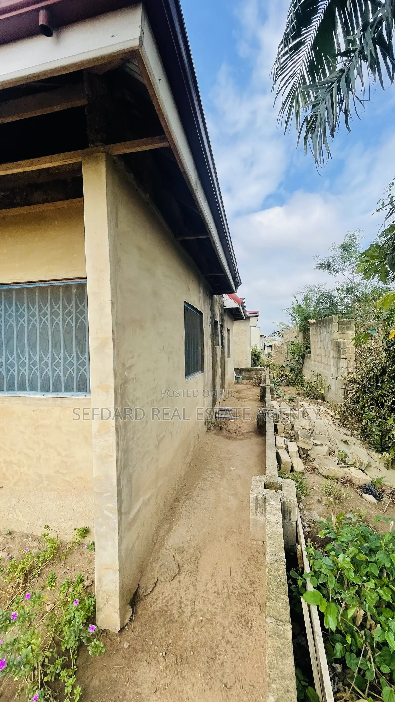 10bdrm House in Sefdard Properties, Amasaman for sale