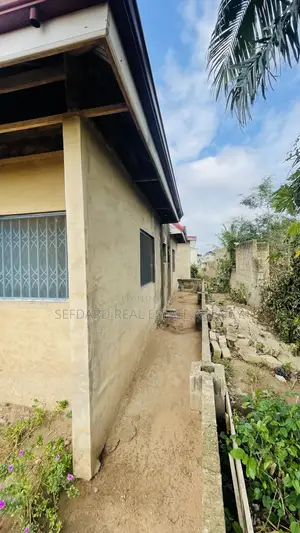 10bdrm House in Sefdard Properties, Amasaman for sale