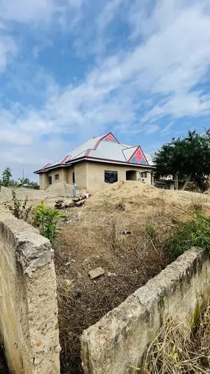 10bdrm House in Sefdard Properties, Amasaman for sale