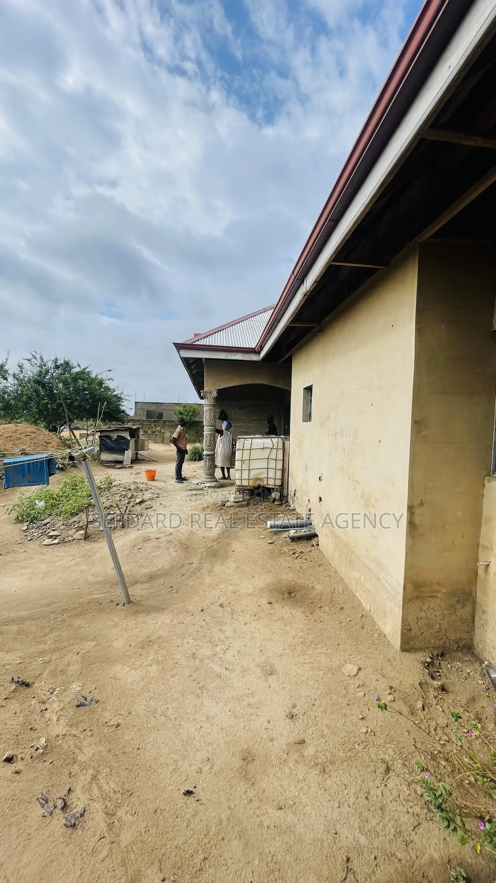 10bdrm House in Sefdard Properties, Amasaman for sale