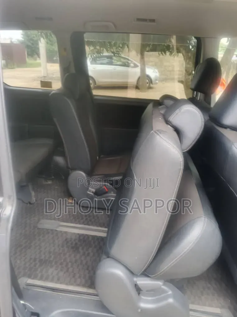 Toyota Voxy V 4WD 8-Seater 2013 White