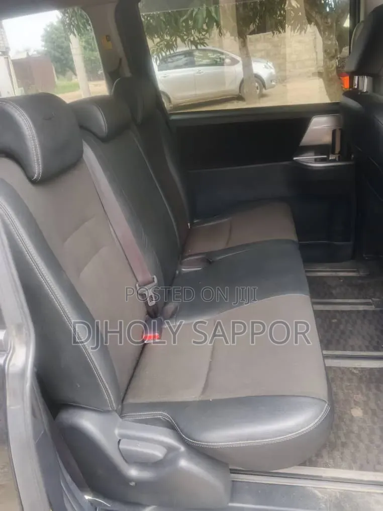 Toyota Voxy V 4WD 8-Seater 2013 White