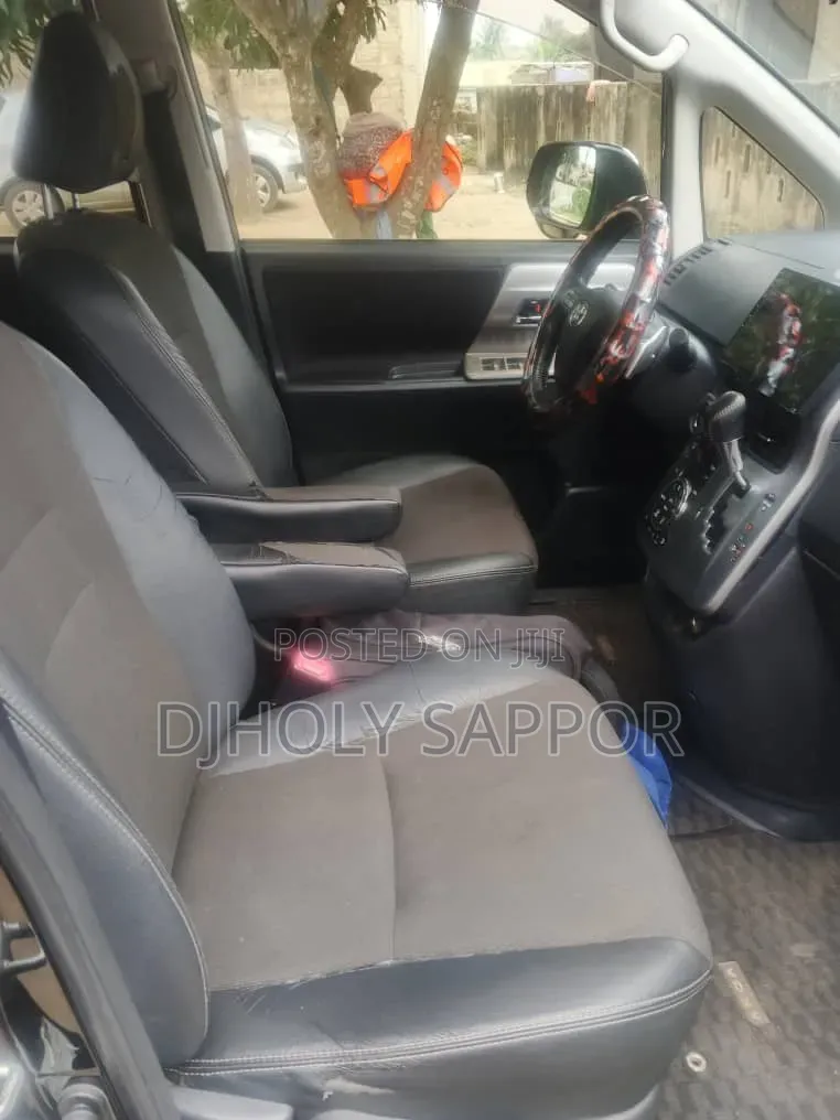 Toyota Voxy V 4WD 8-Seater 2013 White