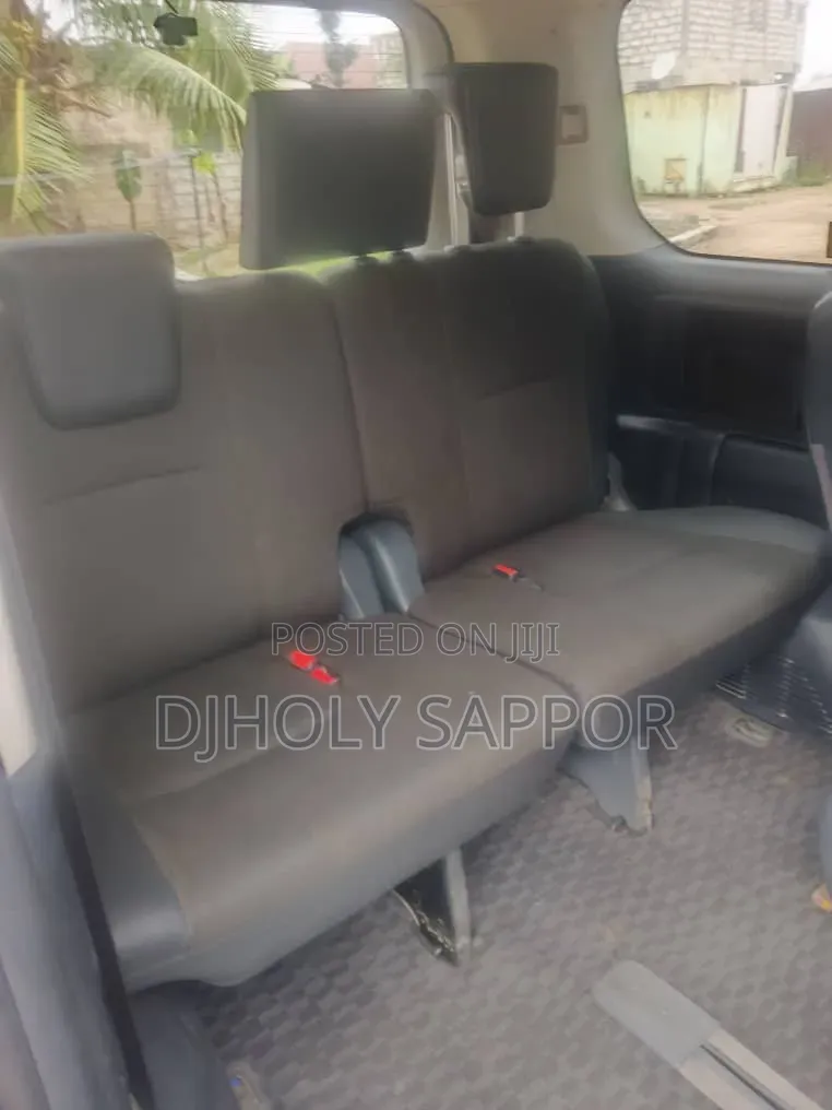 Toyota Voxy V 4WD 8-Seater 2013 White