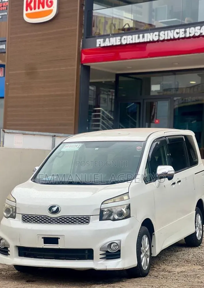 Toyota Voxy X L Edition 4WD 8-Seater 2011 White