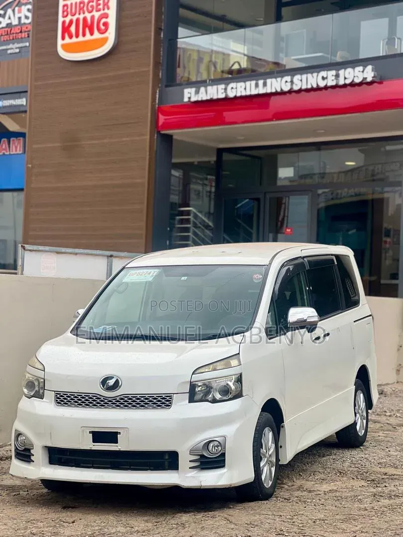 Toyota Voxy X L Edition 4WD 8-Seater 2011 White