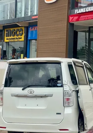 Toyota Voxy X L Edition 4WD 8-Seater 2011 White