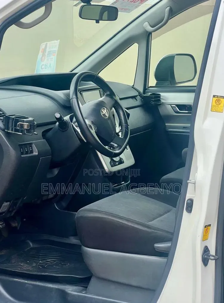 Toyota Voxy X L Edition 4WD 8-Seater 2011 White