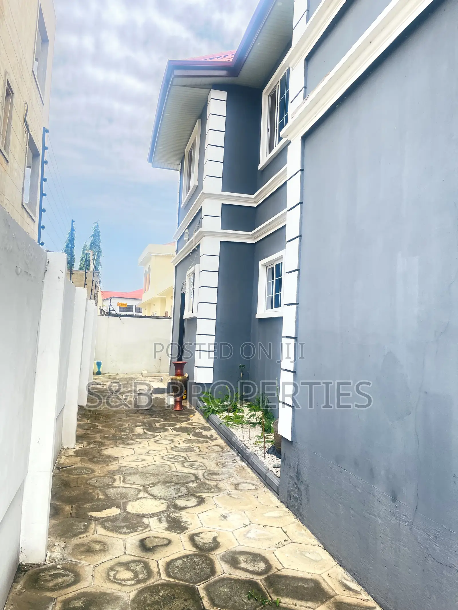 5bdrm Duplex in East Legon for rent