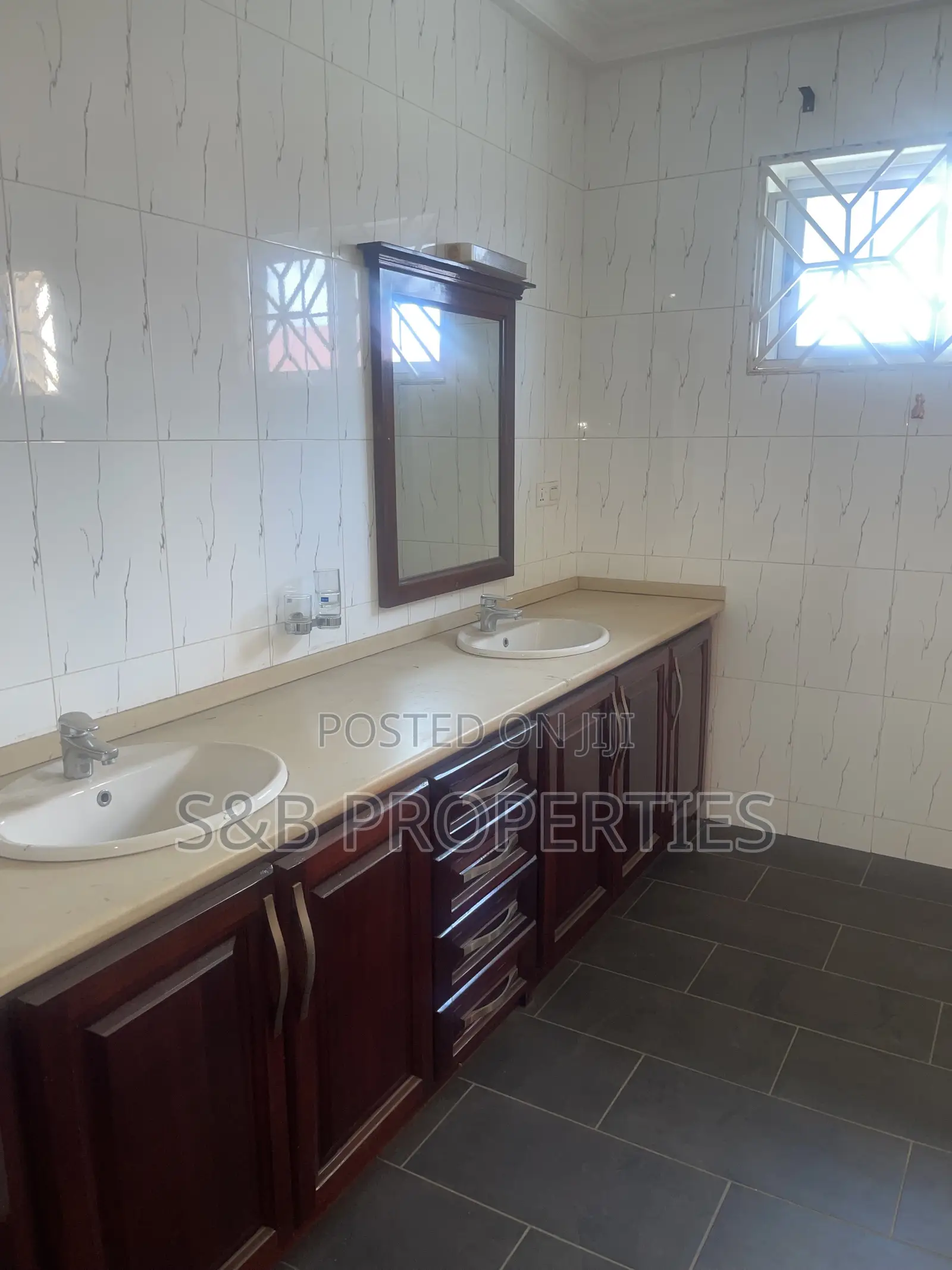 5bdrm Duplex in East Legon for rent