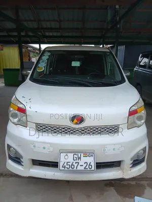Toyota Voxy V 4WD 8-Seater 2013 White