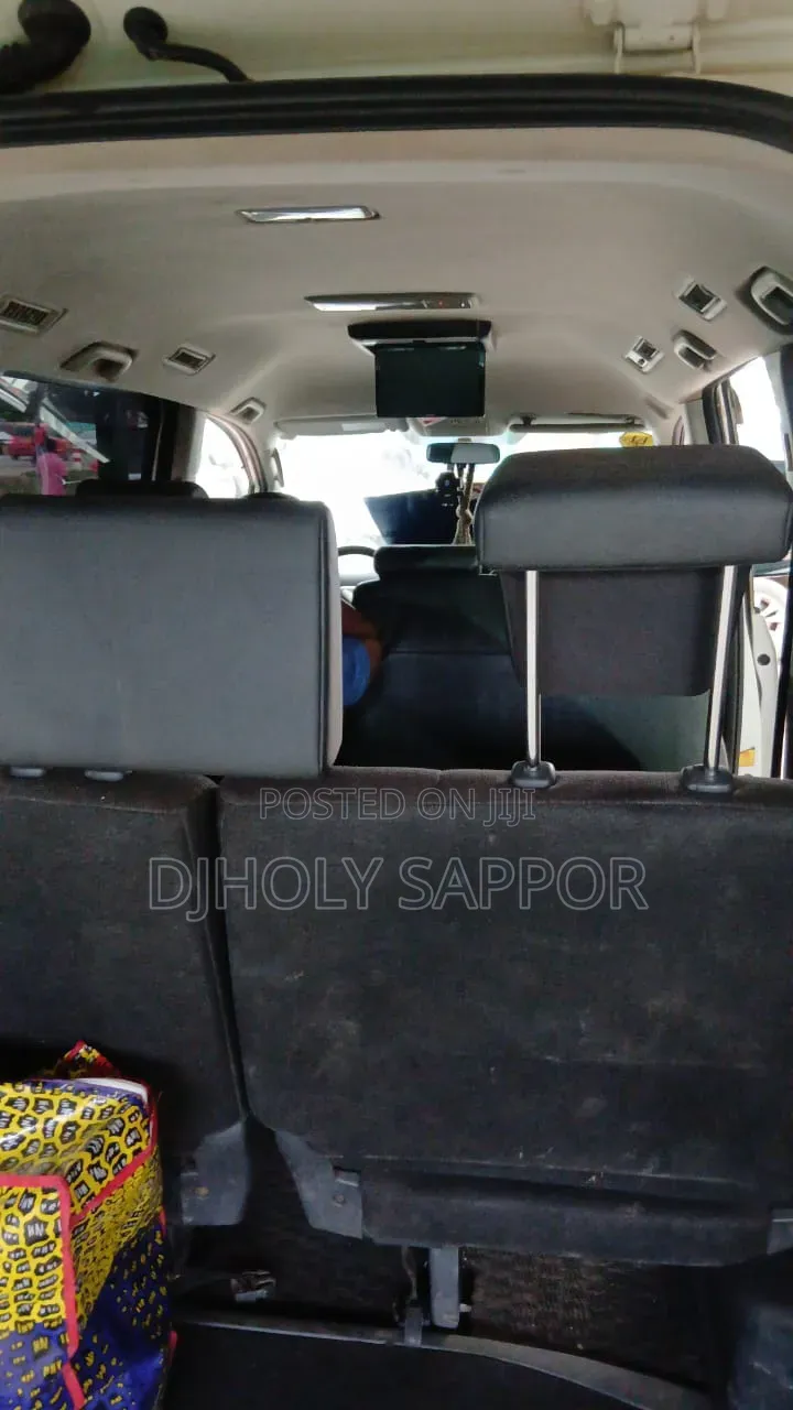 Toyota Voxy V 4WD 8-Seater 2013 White