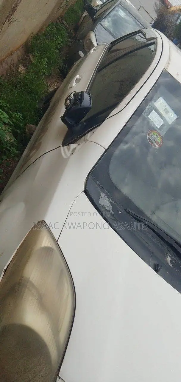 Toyota Vitz 1.0 FWD 3dr 2010 White