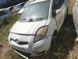 Toyota Vitz 1.0 FWD 3dr 2010 White
