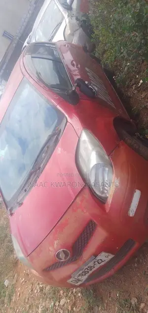 Toyota Vitz 1.3 AWD 5dr 2010 Red