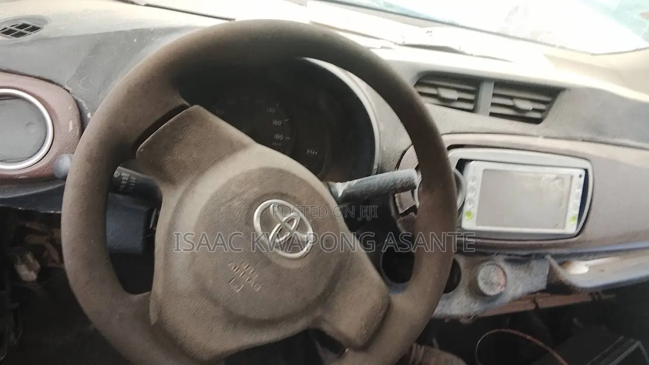 Toyota Vitz 1.3 AWD 5dr 2012 Silver