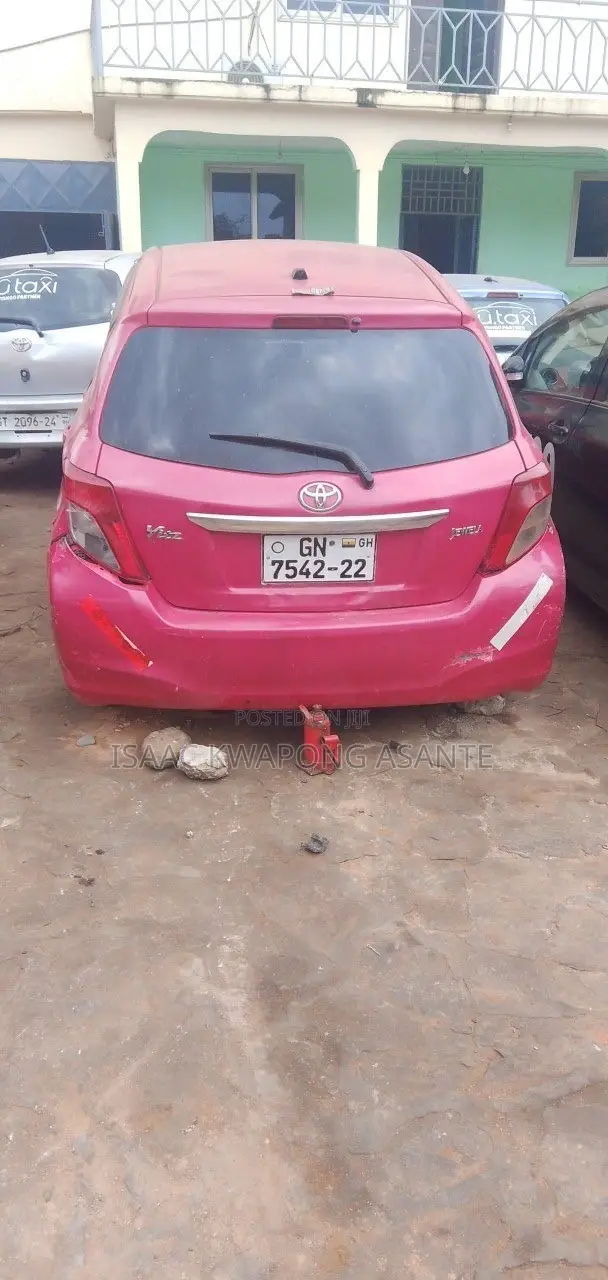 Toyota Vitz 1.3 AWD 5dr 2012 Pink