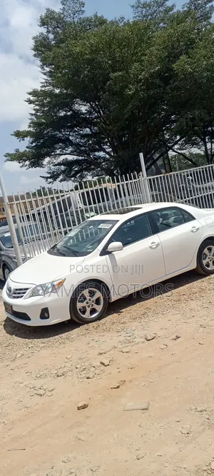 Toyota Corolla LE Special Edition 4dr Sedan (1.8L 4cyl 4A) 2013 White