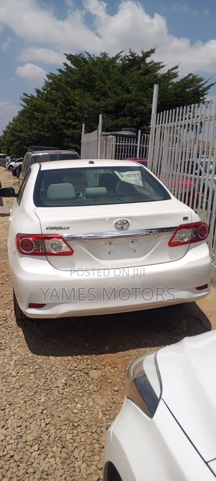 Toyota Corolla LE Special Edition 4dr Sedan (1.8L 4cyl 4A) 2013 White