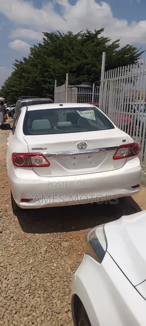 Toyota Corolla LE Special Edition 4dr Sedan (1.8L 4cyl 4A) 2013 White