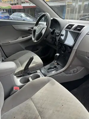 Toyota Corolla LE 4dr Sedan (1.8L 4 cyl 4A) 2009 Silver