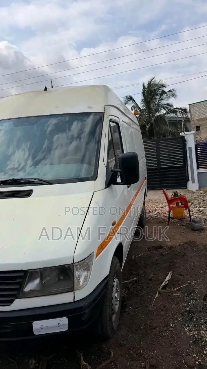 Mercedes-Benz Sprinter 2000 White