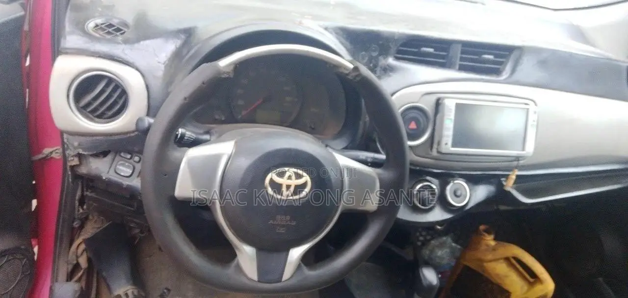 Toyota Vitz 1.3 AWD 5dr 2012 Pink
