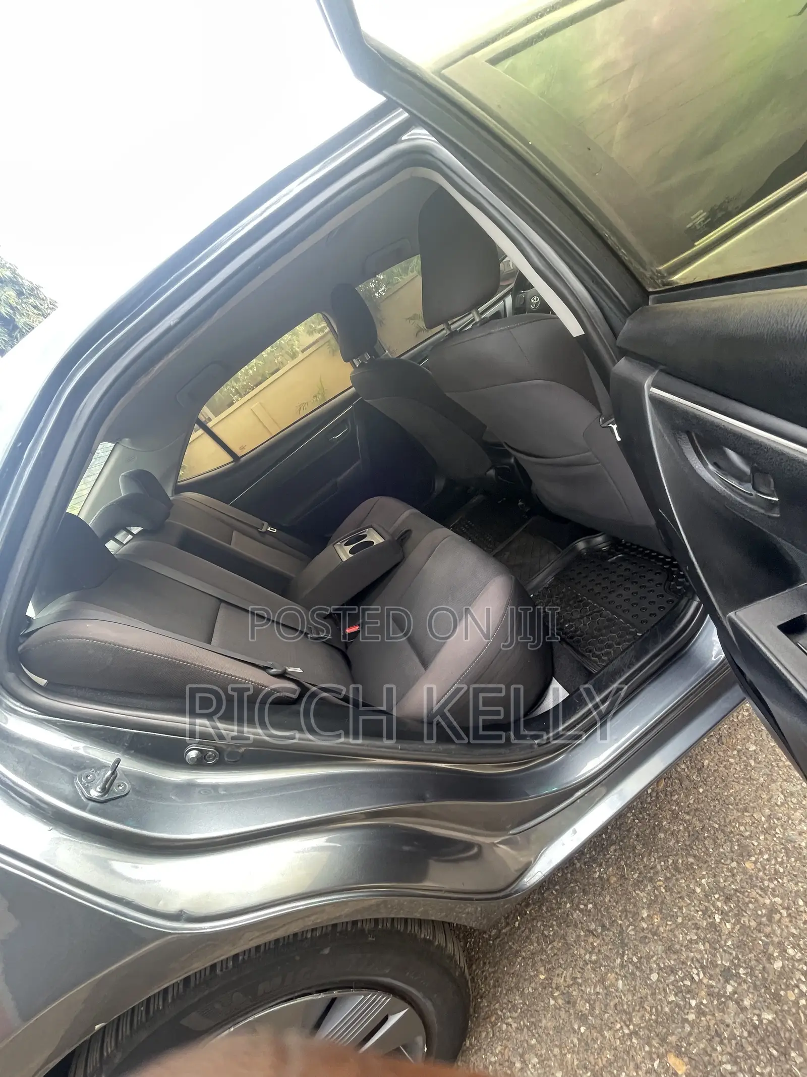 Toyota Corolla LE 4dr Sedan (1.8L 4cyl CVT) 2017 Gray