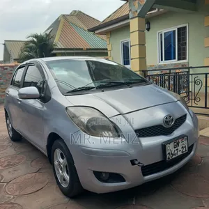 Toyota Vitz 2010 Silver
