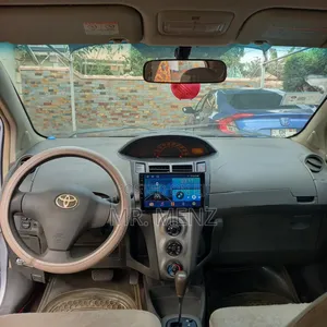 Toyota Vitz 2010 Silver